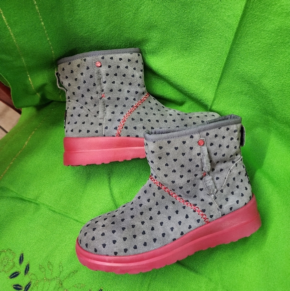 🌷UGG Short Women's Gray/Red Heart Boots Size 8 - Picture 13 of 15